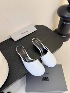 Balencia*A巴黎世家25Ss 奇异跟 弓形高跟包头单鞋凉鞋主推款，深口水台单鞋和刀头状方头凉鞋弓形高跟采用深口尖头单鞋和刀头状方头凉鞋。 分别为夏季与秋