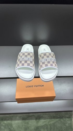 调工厂P价 女装女鞋 运动原单 Size:38-45 顶级代购 Lv男士夏季拖鞋， 经典老花搭配柔软真皮革内里，别致的色彩拼接效果，个性鲜明，时尚潮流穿搭必备款