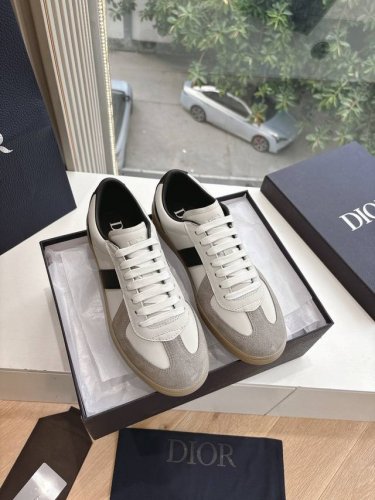 所即所得G316C'est Dior 迪奥 25春夏全新休闲运动鞋 以牛皮革和网眼织物制作 轻盈透气 侧边的Cd字母非常有Dior辩识度 运动风设计融合流苏细节