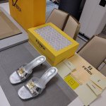 金属折叠扣凉鞋系列”Fendi顶级版 2025官方VIP 限量级高配版抽屉包装 认清包装高配版本，低端勿比。芬迪.25春夏季走秀主推系列，新品上线，芬迪金属脚链