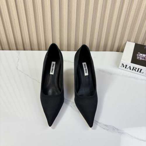 2054 新款新品 MIU MIU 全新超美装饰搭配,时尚淑女气质十足 双色拼接 又不乏美艳色彩,外侧附带弹力象巾 上脚非常方便意大利引进的原版楦头是最新楦、出