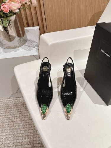 YSL 圣罗兰 SS2024新品 金属头大宝石优雅大气高跟 各种小裙子搭配起来 完全不挑脚型哦 通透的闪钻在光线的照耀下呈现幻彩 真的美的过分 上脚显白的让人上