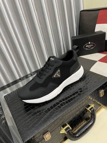 出厂价pp： 普拉达 独特现代风运动鞋。休闲乐福原版皮 羊里 拒绝脱色磨脚 鞋底：原厂特供原版底，超酷 系带走路都带风风格设计 超舒服耐磨原版底 就好像实物拍摄