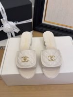现货发售 *25 专柜 正品级 版本！！ 官方目录： 码数：35、36、37、38、39 34 40 41 需要定做跟客服 沟通 跟高:5Cm 2.5Cm 均配