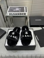 CHANEL 秋冬新品香奈儿毛拖 独家开模出货 进口羊羔毛. 内里：进口保暖羊羔毛，脚感舒适，超级亲肤。 大底：原版开模大底 码数35-39 34 40 41定
