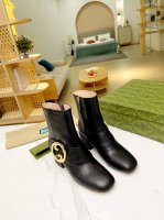 出厂价 新版古琦gucci 热卖中.. 特显复古英伦风，正面logo布标装饰。 跟高：6Cm 面料：进口牛皮 开边珠 垫脚：升级牛里 颜色：黑色 码数：34-4
