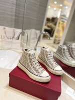 Valentino V家专柜最新款 V标志高帮情侣款运动鞋， 欢迎对比 舒适好穿楦型与专柜一致。Tpu组合大底 女：标准码35-40 41.42 定制 男：标准