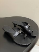 25Ss春夏新款 Cotemp Bahati Sandal牛皮小猫跟拖鞋分趾凉拖鞋 bahati Sandal小猫跟系列,精选细腻的小牛皮打造优雅古典鞋身 鞋面