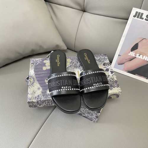 出厂：100 Dior 迪奥2025 顶级专柜 春季新款 官网上新 独家首发 迪奥Dior 25Ss Cd-Type 刺绣珍珠平底拖 Dior拖鞋 Dior美鞋