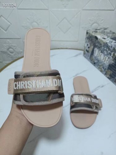 冲量价: Dio* & Moi 采用棉质面料精心制作，优雅精致，时尚百搭。 ★双色“Christian Dio*”标志刺绣饰带 ★鞋底饰以 Christian