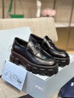p直销P 女鞋 女装 女鞋工厂P Prada Ss23 厚底乐福鞋新品 春夏新款在经典款的基础上， 鞋头做了调整，鹅冠造型，更加圆润有型！ 附： 款正品+老版