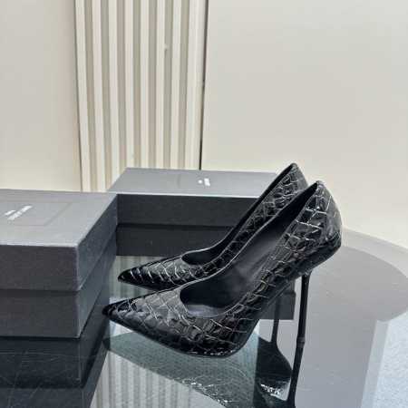 YSL 圣罗兰SS2024高跟单鞋 各种小裙子搭配起来 完全不挑脚型哦 通透的闪钻在光线的照耀下呈现幻彩 真的美的过分 上脚显白的让人上头！ 面料：漆皮，鳄鱼纹 - 点击图像关闭