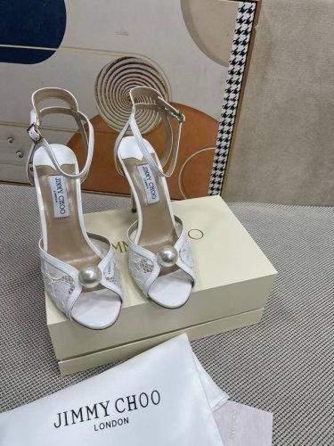 Jimmy Choo 吉米周 是一个非常全面之尊贵时尚生活品牌 香港,美国等大时尚博主及明星的同款表带女士短靴系列 澳大利亚尖头 圆头系列 简直是美上天了 爱上