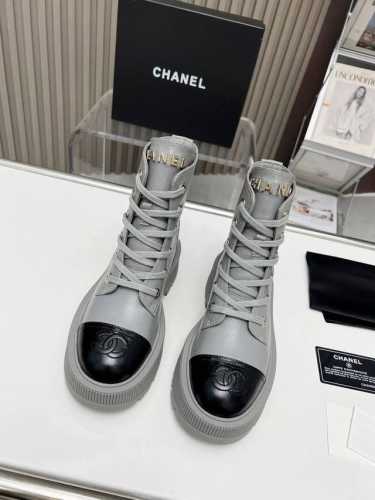 出厂价Pp： 元 秋冬新款Chanel 香奈儿 踝靴原版开模 绑带设计穿脱超级方便，鞋头Logo电绣 鞋舌也是品牌Logo 面料：牛荔枝纹 内里 垫脚：牛里 采