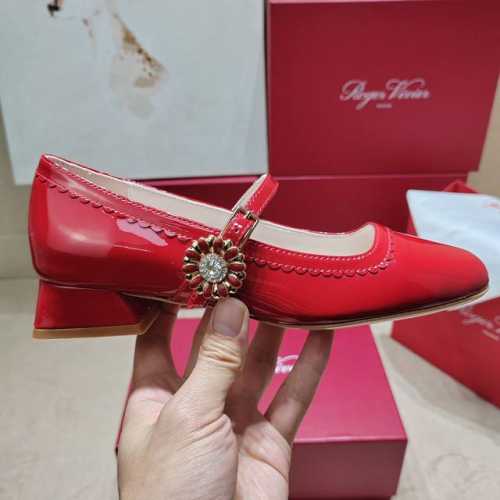 Roger Vivier 225 罗杰维维亚春夏新款花朵钻扣玛丽珍单鞋，亮面漆皮搭配钻扣，一眼被惊艳到仙女们确定不拿下这款绝美玛丽珍单鞋气场妥妥的安排上夏日搭配