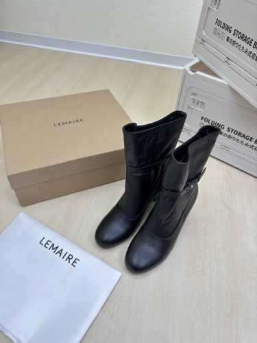 褶皱 方跟靴Lemaire 来自法国巴黎 设计师品牌 女鞋 头层牛皮 真皮包跟 档次满满 黑色 褶皱设计 延伸。 将肌肤分割成块面，有着若隐若现的魅力。 弹力