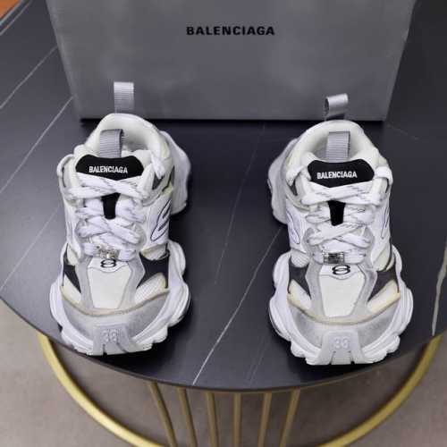 巴黎5XL正确版Balenciaga巴黎世家CARGO 走秀款 做旧工艺采用手工制作完成，每款鞋的做旧程度、擦破大小及范围具有一定的差异性，属于正常。鞋面是切割