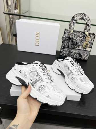 这款 Dior Chrono 运动半拖鞋是二零二四秋季成衣系列新品，以 Dior 的高订风格重新演绎跑步鞋。白色和黑色网眼织物搭配皮革效果镶片，两侧的 Cd 标 - 点击图像关闭