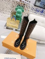 Louis Vuitton法国专柜代购 老外提供原版定制 平底靴采用小牛皮开边珠Vuitton 标识点缀可调节魔术贴，LV Circle 标识栖身长鞋带。真皮沿