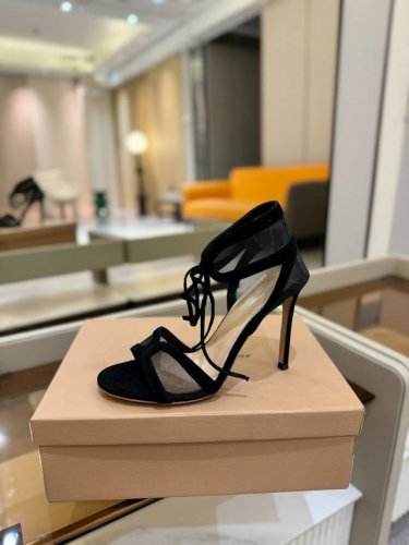 价格P： Gianvito Rossi 2025 这款高跟鞋 极简主义的 Elle、Gianvito Rossi 秉承了其传统意大利工艺，专注精巧细节，打造优雅