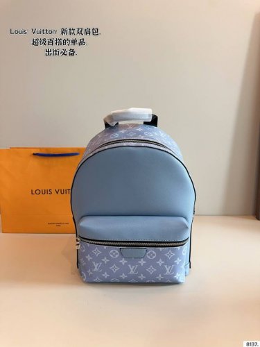 Lv双肩包出货 超级耐磨 超级实用的款式 内衬带Logo. 原版电镀五金带Logo 这个包包的容量也很大 满足你出行的所有需求 必备的都可以装下 真的是很Nic