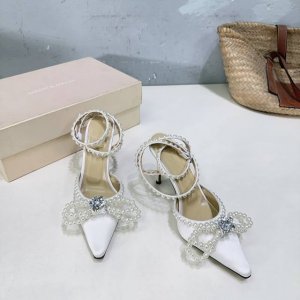 高品质出厂 ！小众潮牌＆* 春夏新品珍珠平底、高跟真丝凉鞋！ 可咸可甜 随意搭配 美到极致 简约气质款式！ 鞋面采用进口真丝绸缎 内里垫脚羊皮 意大利进口真皮大