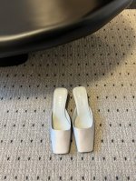 Prad* 秀款缎面方头三角跟高跟鞋法式复古的优雅知性风格 穿上会被惊艳到走不动道！！ 魅力和线条拉满 绿色和橙色明亮又充满活力 真丝丝绸的质感每个女人都会爱到
