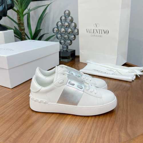 独家顶级版本 长期做货 VALENTINO华伦天奴最新时装周走秀 情侣经典小白鞋 网红名星同款一比一独家私模，重磅来袭，经典款最具特色的3D打印工艺，面料采用丝