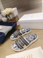 出厂价p 女装女鞋 运动原单 dir最新颜色经典款拖鞋 立体感刺绣设计上迪奥Logo点缀 简单大方 超好看超百搭 上脚非常柔软 颜色清爽 鞋面:进口电绣材料 内