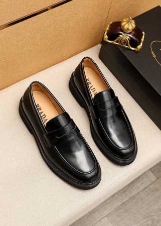 商品商标：Prada 普拉达 休闲皮鞋 正码码数: 39-44 38.45.46订制 商品材料：精选 进口头层开边珠牛皮鞋面，进口水染牛皮内里。强烈立体视觉效果 - 点击图像关闭