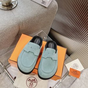 h家 勃肯拖鞋，春夏百搭款，随意且高级的感觉，穿着舒适度也很棒，丑萌丑萌的大头设计更多了一份俏皮感，憨憨可爱，短裤长裤都好搭配，也可搭配各种彩色袜子！出行、上街