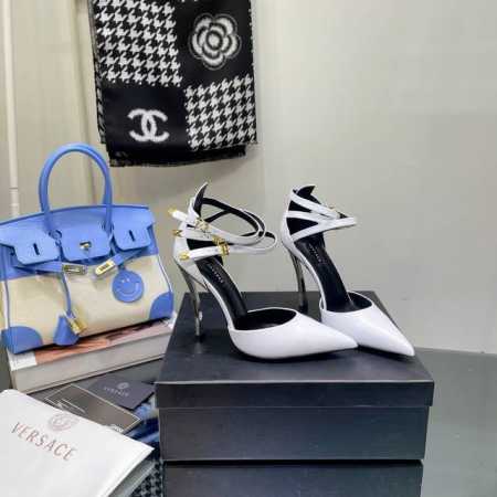 独家新款Versace 范思哲21s秋季新款秀 场米兰秀场同简约干练的版型，童话般的亚特兰蒂斯或神奇的海洋主题，明亮的荧光色和各种彩色配色，鲜艳的颜色和自由的轮 - 点击图像关闭