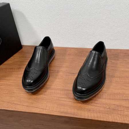 Prada 普拉达 男士气垫休闲皮鞋出货 纯原男士低帮一脚蹬气垫鞋，采用进口打蜡牛皮鞋面，皮质光滑，皮孔细腻均匀，质感超好，低帮套脚设计，几何雕花装饰，新颖独特 - 点击图像关闭