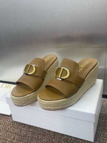 工厂p价p 迪奥 Dior 2025 春夏新款 Attitude 拼色镂空坡跟女鞋 Cd字母Logo五金扣厚底圆头露趾草编凉拖鞋 材质:鞋面进口小牛皮+水染羊皮