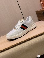 新款: 厂价 古奇Gucci* 最新爆款休闲鞋，顶端品牌奢侈～代购，顶级～质量。鞋面選用进口透气牛皮搭配布料材质透气羊皮垫脚 精细做工。原版个性时尚柔软橡膠耐磨