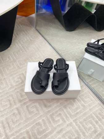 出厂310 Poeve 新品 简约双带设计 透着利落的时尚感 细腻的皮革质感 搭配别致的细节 尽显高级 平底款式舒适自在 无论是漫步街头还是海边度假 都能让你轻 - 点击图像关闭