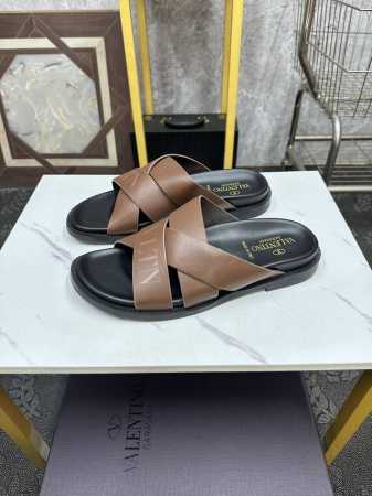 实价 。 Valentino-华伦天奴 夏季拖鞋，鞋垫采用高弹乳胶铺垫，好看耐穿、潮流指数一直都是、绅士款、超级舒适好穿 配原版包装码数：38-45 Hu - 点击图像关闭