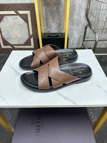 实价 。 Valentino-华伦天奴 夏季拖鞋，鞋垫采用高弹乳胶铺垫，好看耐穿、潮流指数一直都是、绅士款、超级舒适好穿 配原版包装码数：38-45 Hu
