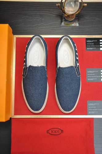 出厂价P 商品商标：Tods 托德斯 豆豆鞋 正码码数: 38-45 45定制不退换 商品材料：精选 牛仔布鞋面+进牛皮鞋垫。强烈立体视觉效果，原版橡胶大底 颜