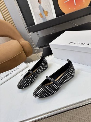 price: 品 牌：Jwanderson 25S早春新款满钻玛丽珍芭蕾舞鞋水钻平底单鞋 青春的闪亮一双亮闪闪鞋子！整体鞋子所展现的是一种温柔，润物细无声的那种