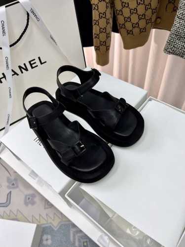 THE ROW 新款厚底沙滩凉鞋 INS上超火的搭配单品，极简的潮流设计 鞋面：牛皮 羊京 内里：羊皮 全羊绒包水台 上脚超舒适 鞋底：原版开模橡大胶底，鞋底厚
