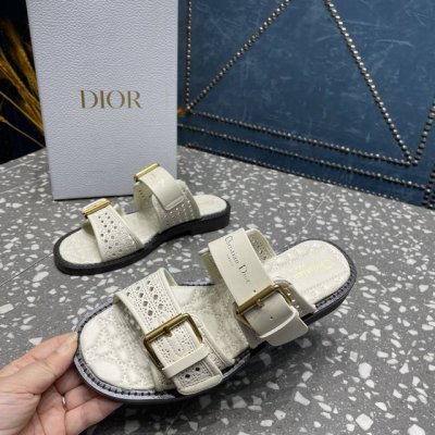 迪奥 Dior 专柜新款 双层对贴牛皮 工艺镂空高品质拖鞋 市面顶级版本 可与专柜对比 ①鞋面：进口小牛皮+牛皮内里 ②大底：原版开模 真皮沿条橡胶组合大底 ③