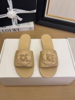 现货发售 *25 专柜 正品级 版本！！ 官方目录： 码数：35、36、37、38、39 34 40 41 需要定做跟客服 沟通 跟高:5Cm 2.5Cm 均配
