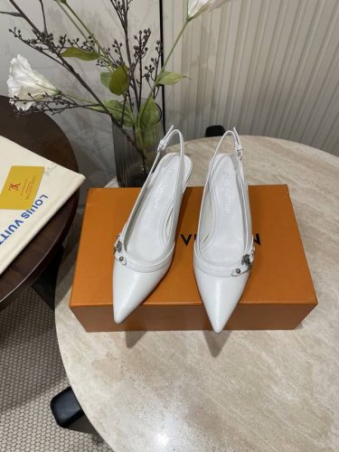 25Ss春夏新款Louis vuiteeon Lv6AM露跟高跟鞋尖头细跟后空凉鞋鹰嘴小尖头搭配镂空皮条小方扣可调节松紧，Lv五金 “logo”饰以点缀，细节质