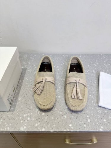 The Row 小众潮牌 25Ss春夏新款 复古流苏 乐福鞋 豆豆鞋 此款奶奶鞋有种慵懒随性的感觉 很随意的时髦 好穿不磨脚 延续了一贯的极简风格 无内衬结构