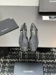 chane+L 经典Slingback 小香后空凉鞋 就像Coco香奈儿女士说的：流行稍纵即逝，但风格永存！这双后空鞋就是香家经典中的经典！双色搭配，简约精致，