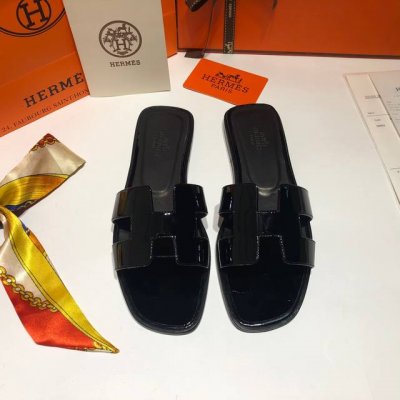 顶级品质 上新hermes 平底 漆皮 超级有档次的一款贵妇h拖鞋，绝对人手一对。 100%购入正品1：1定制，楦型、原模具、皮料，都专为这款而定制的。 Ps: