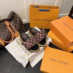 出厂 Lv 情侣款 专柜主打最新款压花拖鞋硬货上新 代购级别！高级感十足！国内外博主刷爆的一款，复古又时髦 上脚美炸了！官网主推款 鞋面：高定制丝光布压花 内里