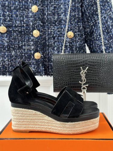 厂价 HermèS 爱马仕经典防水台H 坡跟厚底麻绳底凉鞋 极约复古的设计 浓厚的异域风情 时髦感十足、随便上脚都很有腔调 简简单单的款式随便搭配一下高级感就很