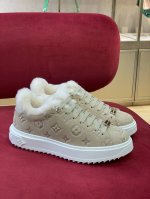 time out sneakers lv2024秋冬厚底运动鞋新品 经典麂皮面厚底运动鞋搭配羔羊毛元素， 这真是温柔又俏皮，时髦满分 原版tpu鞋底 size3